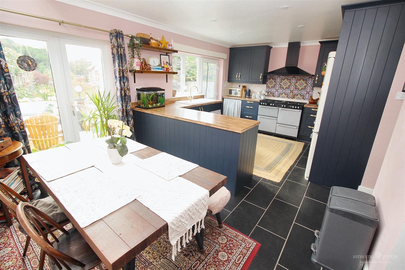 3 bed property in Glenwood Drive, Reading